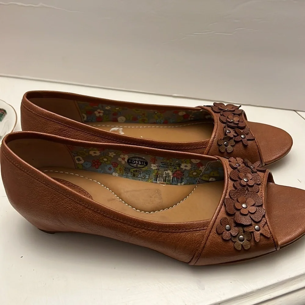 FOSSIL Open Toe Vegan Leather Shoes with Applied Flowers Size 7